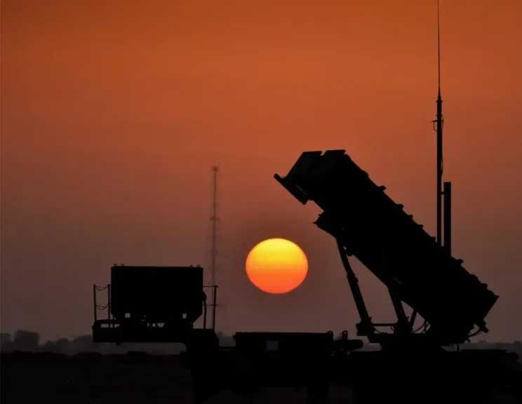 الدفاعات الجوية السعودية تتصدى لموجة عنيفة من الهجمات الإيرانية