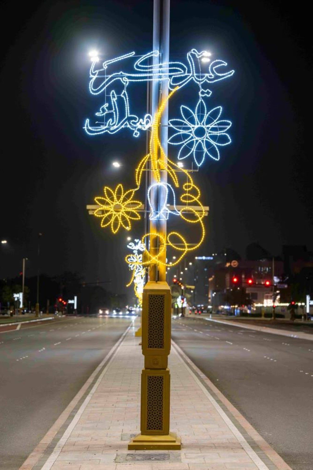 تزيين أبوظبي وضواحيها بآلاف التشكيلات المضيئة