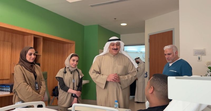 وزير الصحة يطمئن على حالة أحد منتسبي الجهات الأمنية المصاب أثناء تأدية واجبه في مطار الكويت