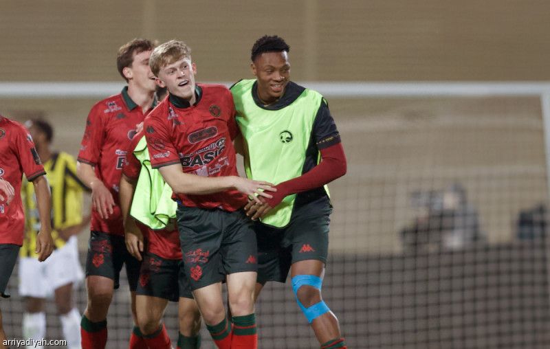 ماذا تعرف عن آدم بيري منقذ الخلود؟