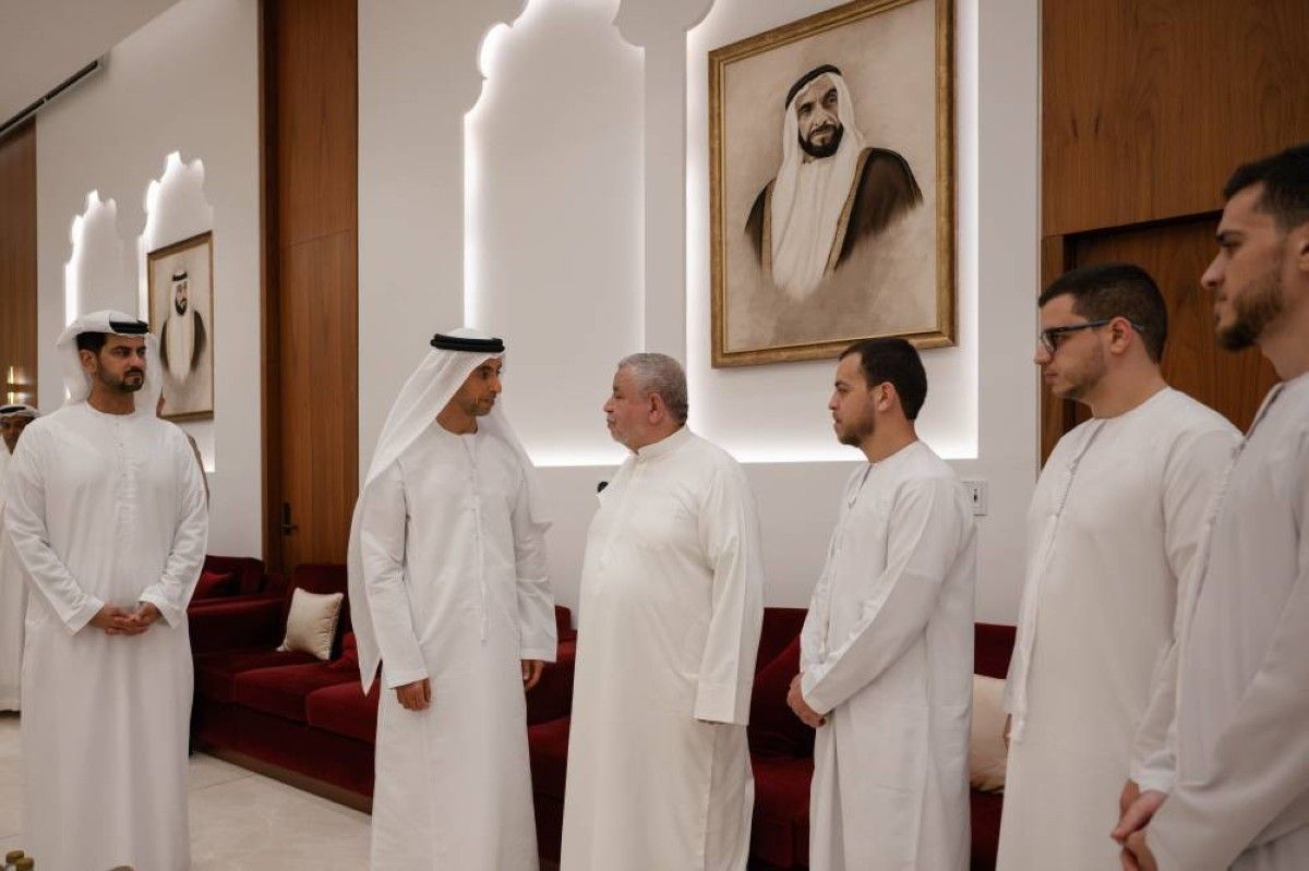 خالد بن زايد يُقدم واجب العزاء في وفاة آلاء نادر مشتهى