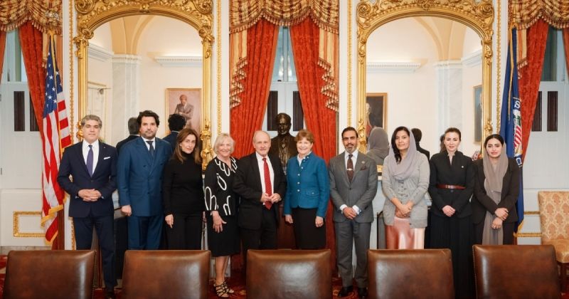 لقطة جماعية للمشاركين في الاجتماع