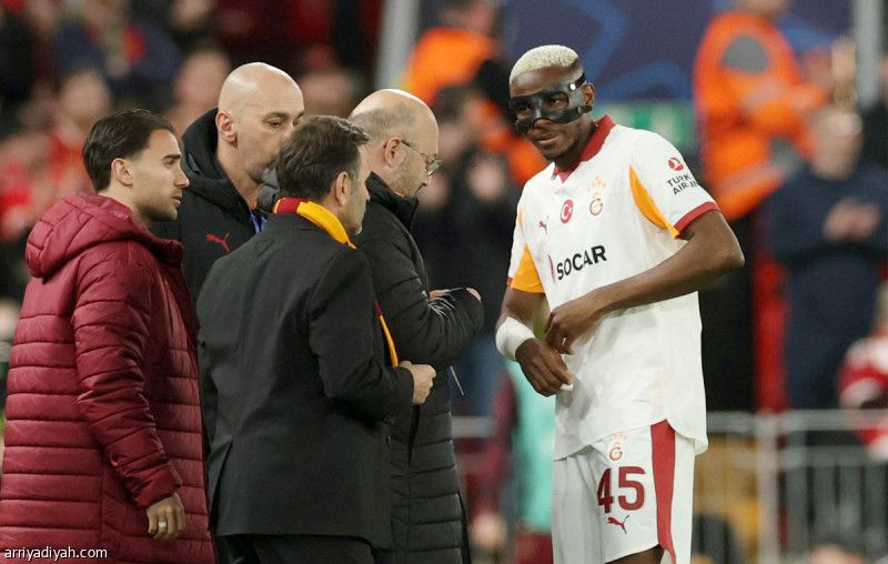 أوسيمين ولانج.. كسر ساعد وقطع أصبع