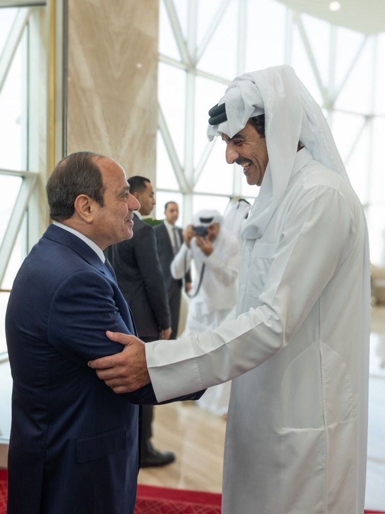 سمو الأمير يتقدم مستقبلي الرئيس المصري