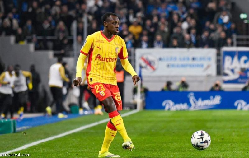 السابعة تواليًا.. عبد الحميد أساسيًا مع لانس