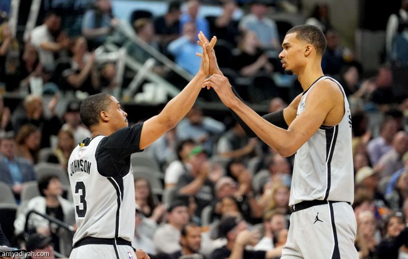 سبيرز يلحق بثاندر في الـ«بلاي أوف»