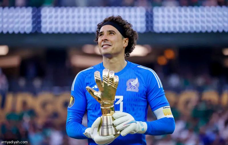 في سن الأربعين.. أوتشوا يحرس شباك المكسيك