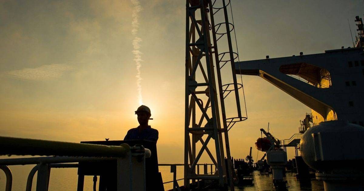 الهجمات على منشآت الطاقة تحلّق بأسعار النفط والغاز