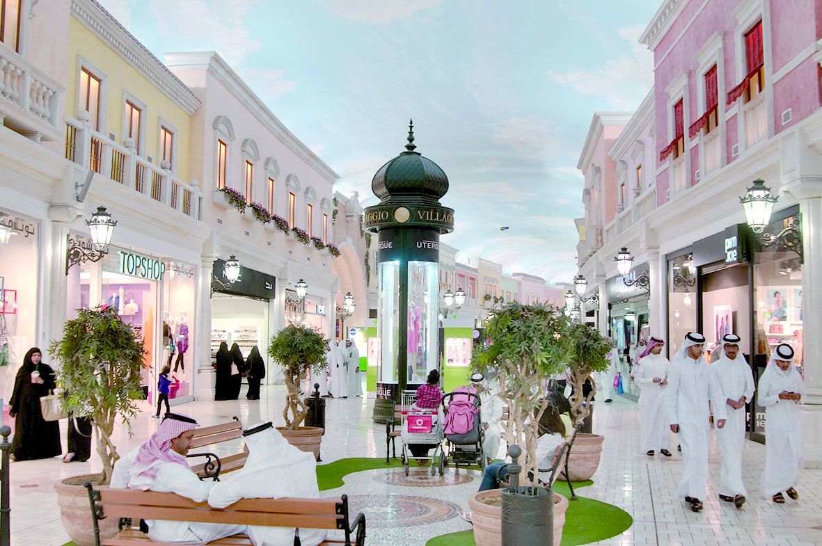 استمرار إيقاع الحياة مع «الحذر والالتزام».. مواطنون ومقيمون لـ «العرب»: فرحنا بالعيد لا ينطفئ