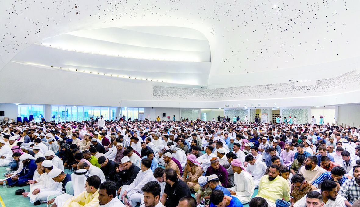 الآلاف يؤدون صلاة العيد في جامع المدينة التعليمية