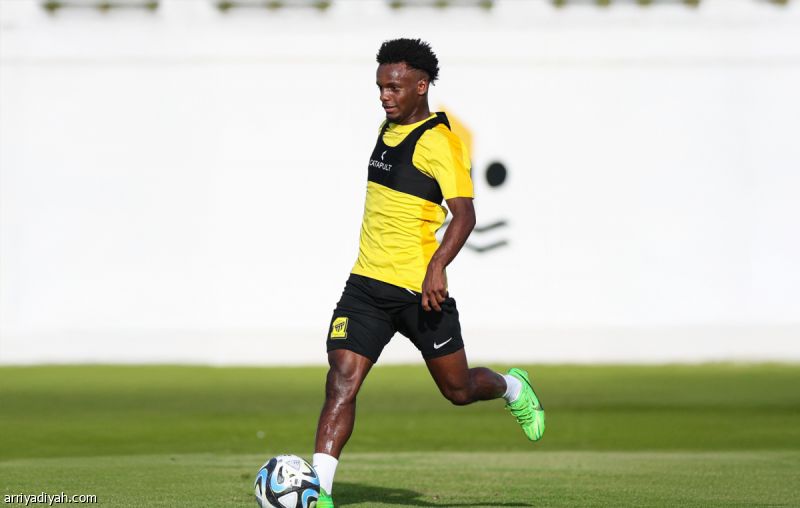 دومبيا يعيد فرحة إلى تدريبات الاتحاد