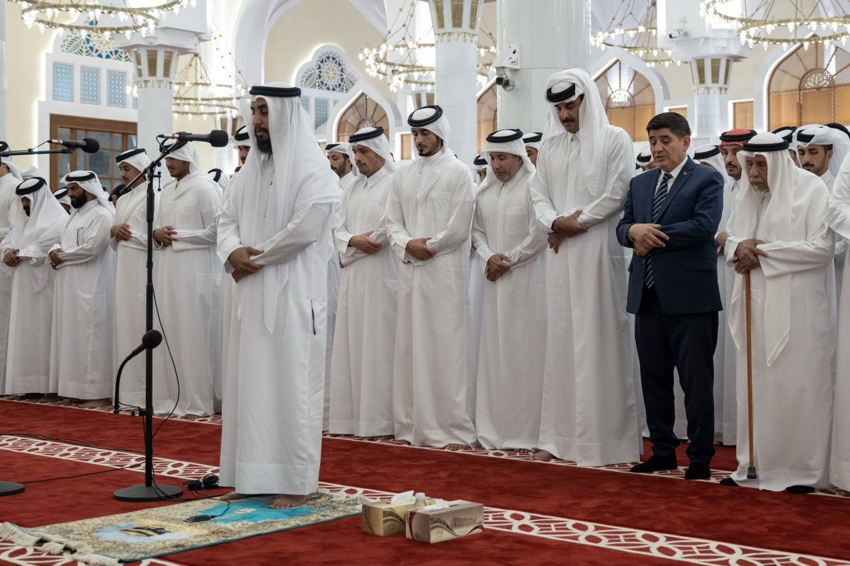 سمو الأمير يؤدي صلاة الجنازة على شهداء سقوط مروحية قطرية