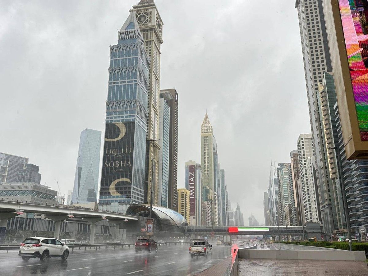 دبي.. فرق ميدانية متخصصة وآليات متقدمة للتعامل مع تجمعات الأمطار