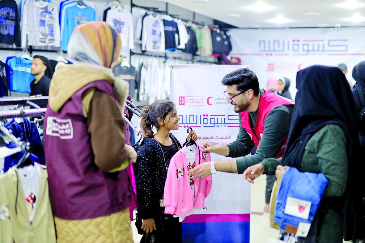 «التعليم فوق الجميع»: توزيع «كسوة العيد» لصالح 2500 من الأطفال الفلسطينيين والسوريين