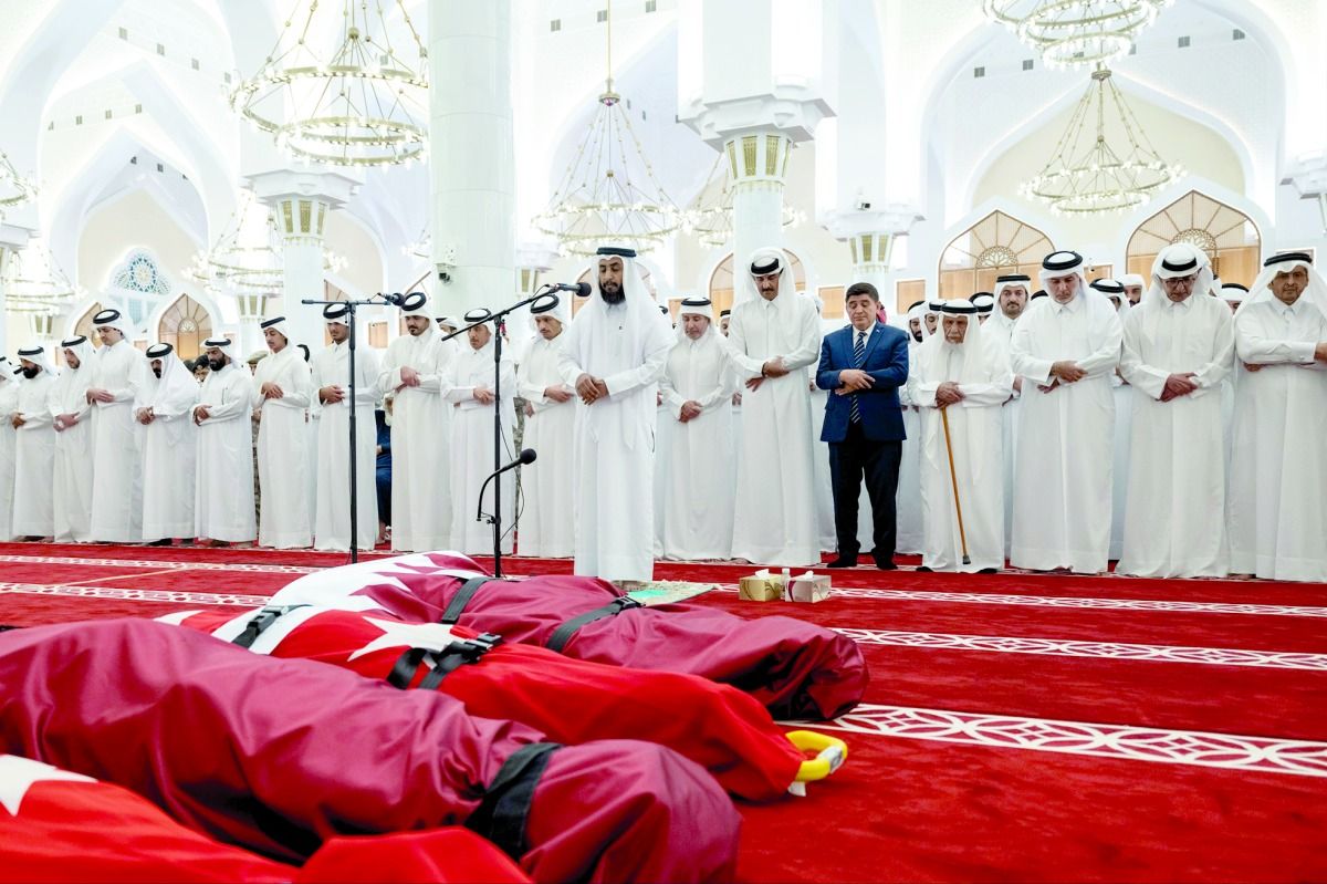 صاحب السمو يؤدي صلاة الجنازة على شهداء المروحية القطرية