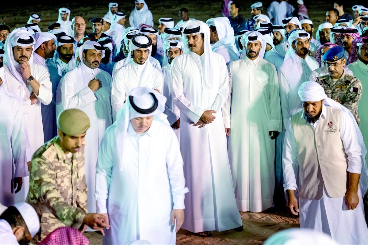 صاحب السمو يؤدي صلاة الجنازة على شهداء المروحية القطرية