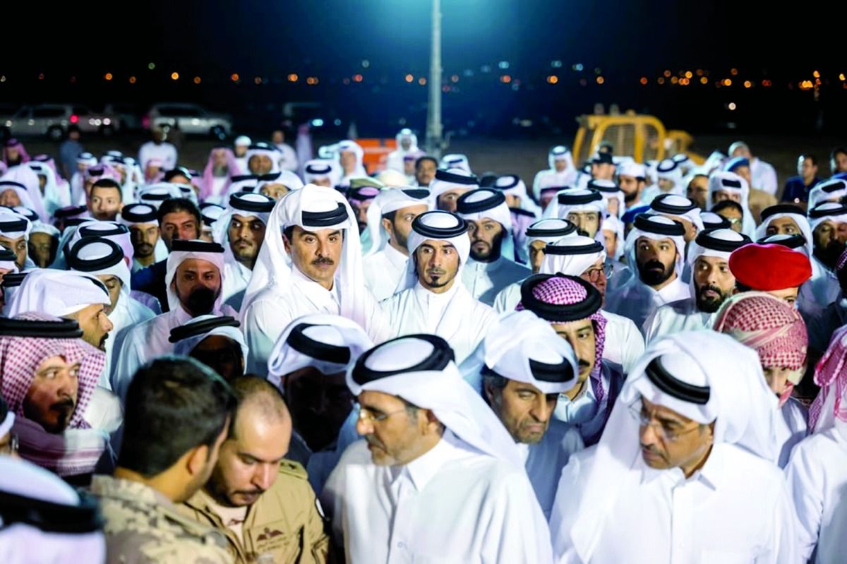 صاحب السمو يؤدي صلاة الجنازة على شهداء المروحية القطرية