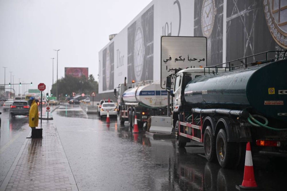 دبي.. فرق ميدانية متخصصة وآليات متقدمة لتعامل مع تجمعات الأمطار