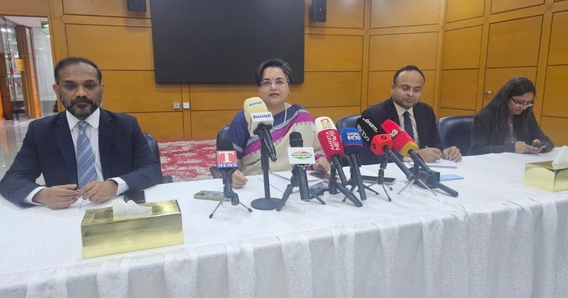 السفيرة براميتا تريباثي خلال المؤتمر الصحافي