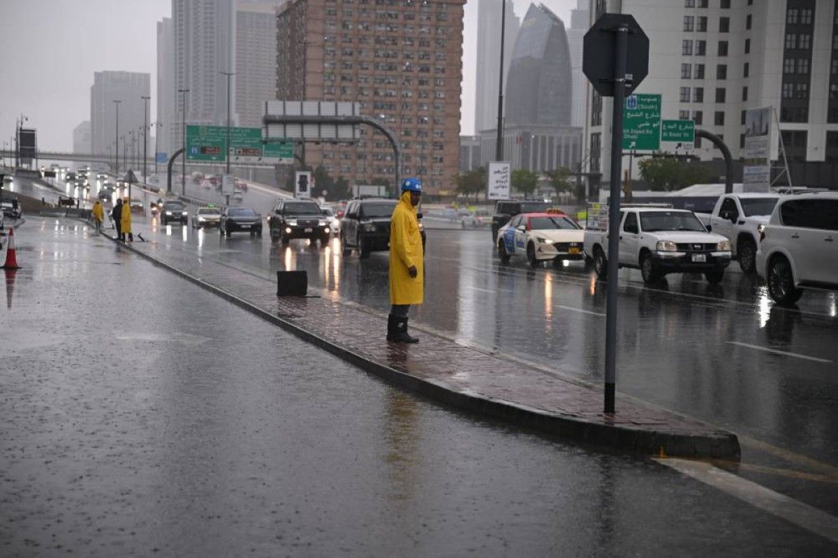 ما هي المخالفات المرتبطة بالأجواء الماطرة في الإمارات؟