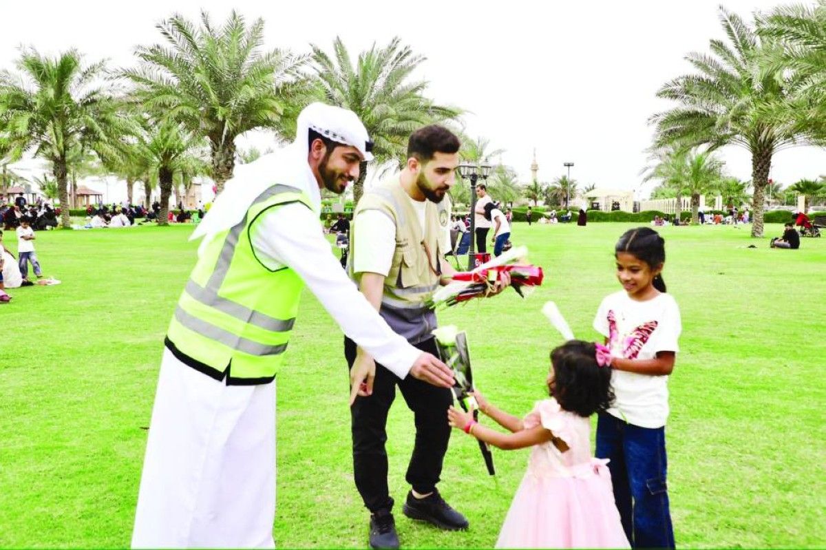بلدية «حمرية» الشارقة تهدي وروداً لزوار الحدائق