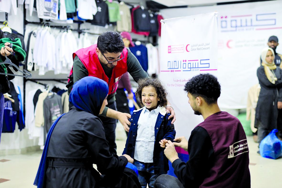 «التعليم فوق الجميع»: توزيع «كسوة العيد» لصالح 2500 من الأطفال الفلسطينيين والسوريين