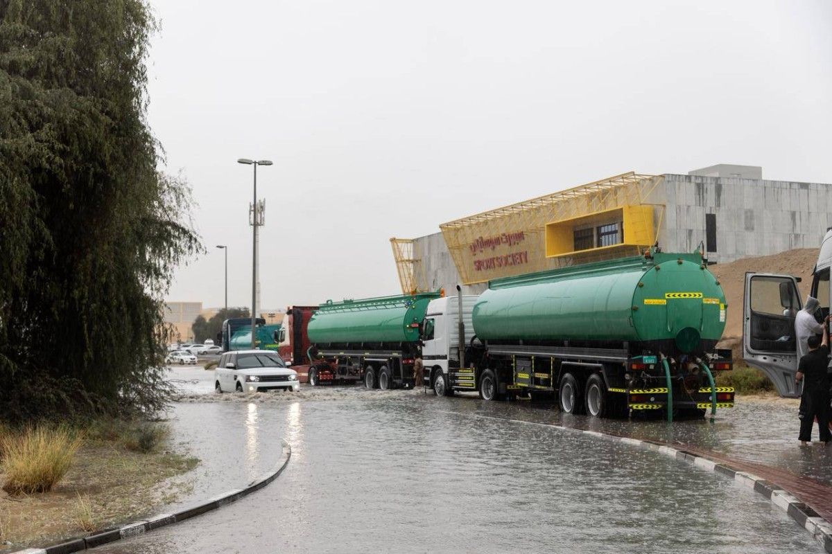 بلدية دبي: استجابة سريعة من الفرق الميدانية لحالات الطواريء ومعالجة بلاغات تجمعات المياه