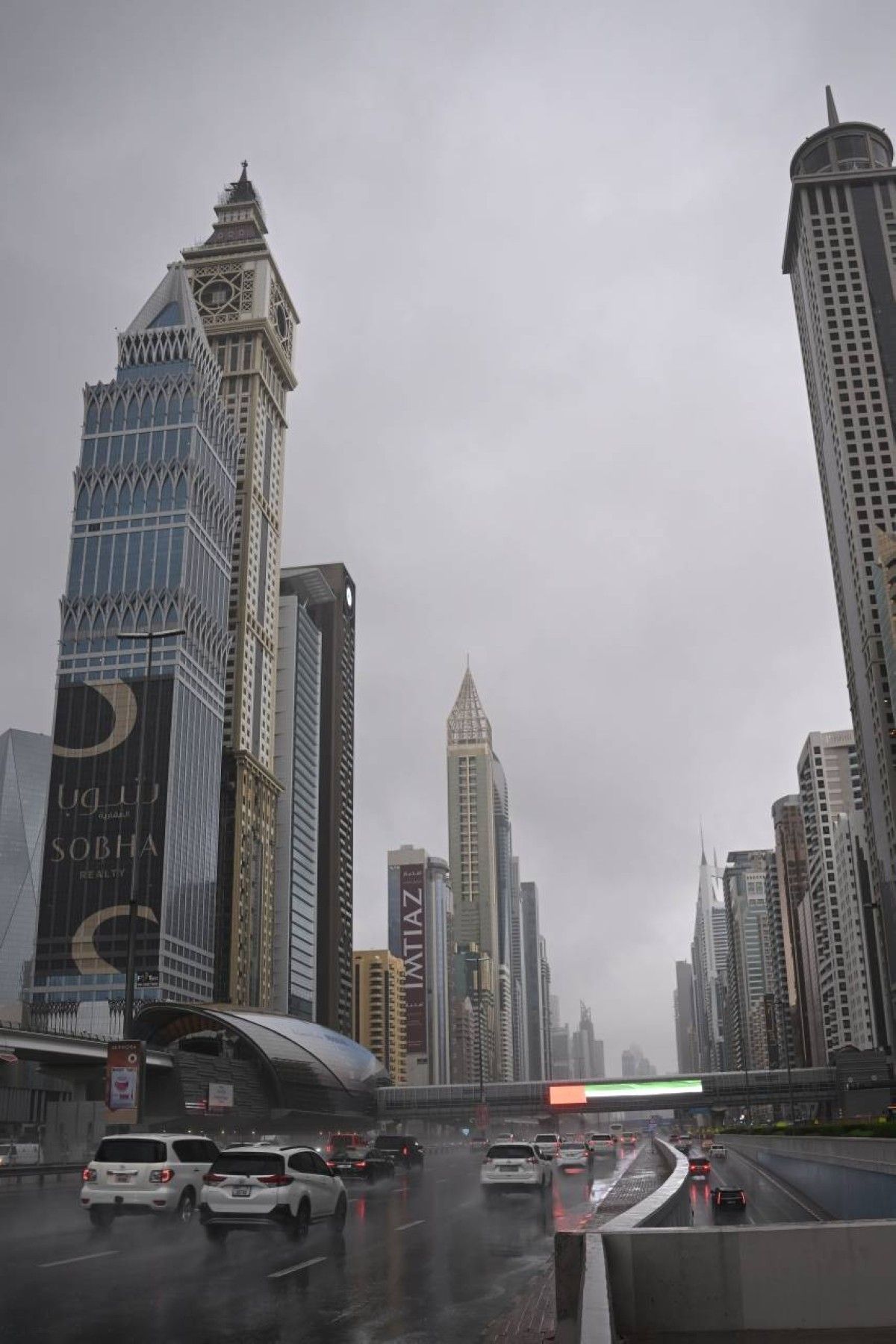 دبي تحت المطر .. مدينة ساحرة