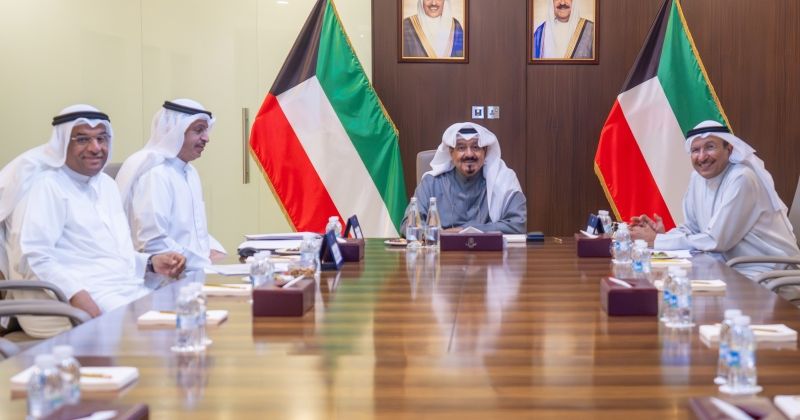 رئيس الوزراء مترئساً الاجتماع