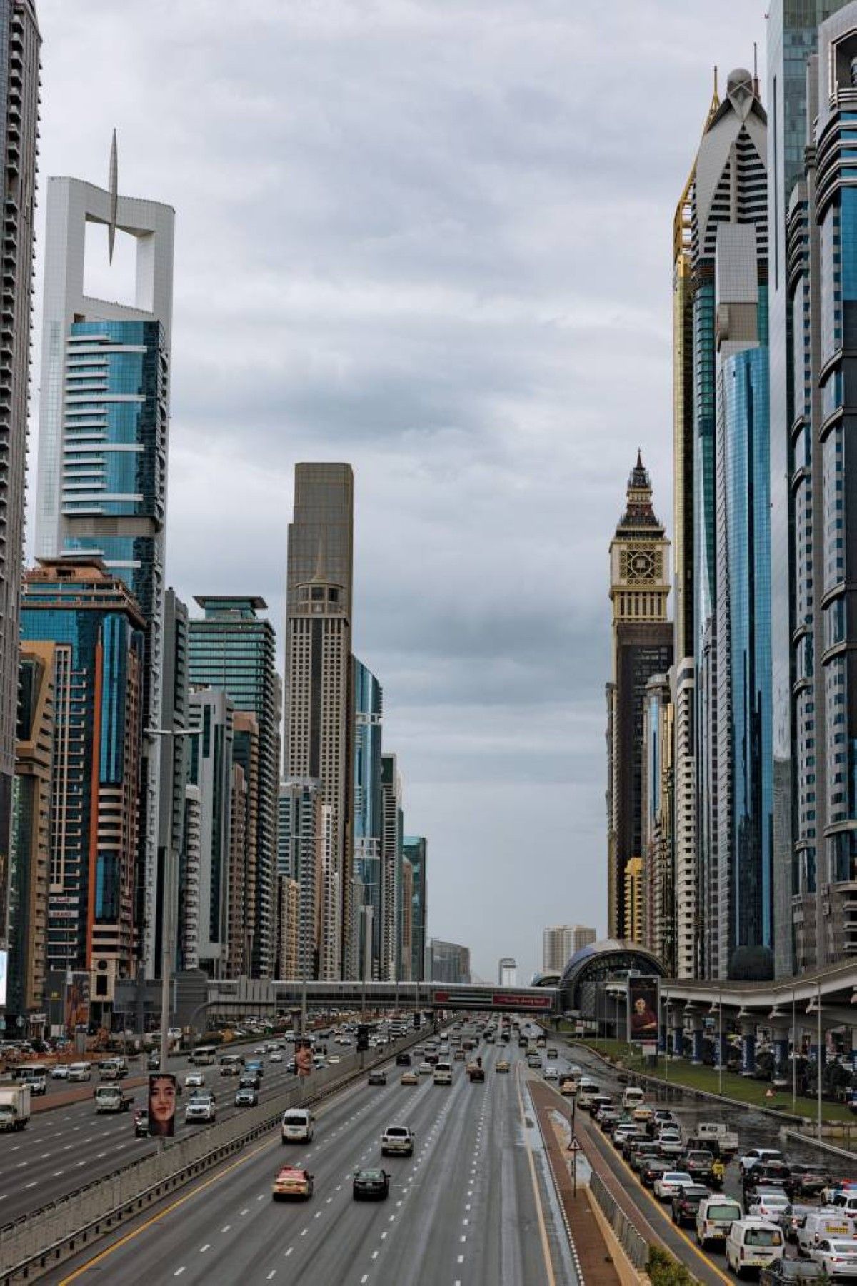 دبي تواجه «منخفض العزم» ميدانياً بـ678 صهريجاً وآلية ثقيلة و3000 مشرف وعامل