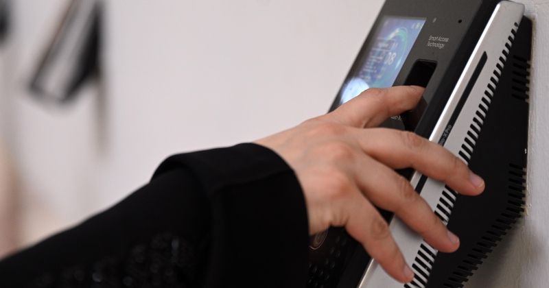 حسم إثبات حضور الموظف بقرار المسؤول المباشر