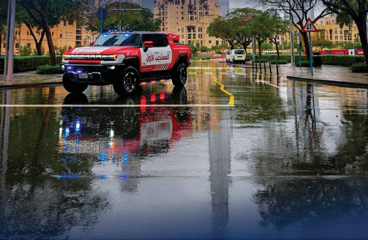 دبي تواجه «منخفض العزم» ميدانياً بـ678 صهريجاً وآلية ثقيلة و3000 مشرف وعامل