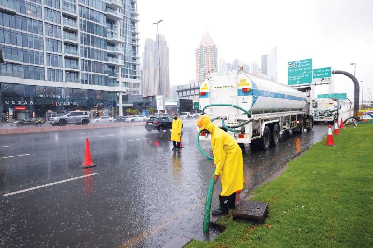 دبي تواجه «منخفض العزم» ميدانياً بـ678 صهريجاً وآلية ثقيلة و3000 مشرف وعامل