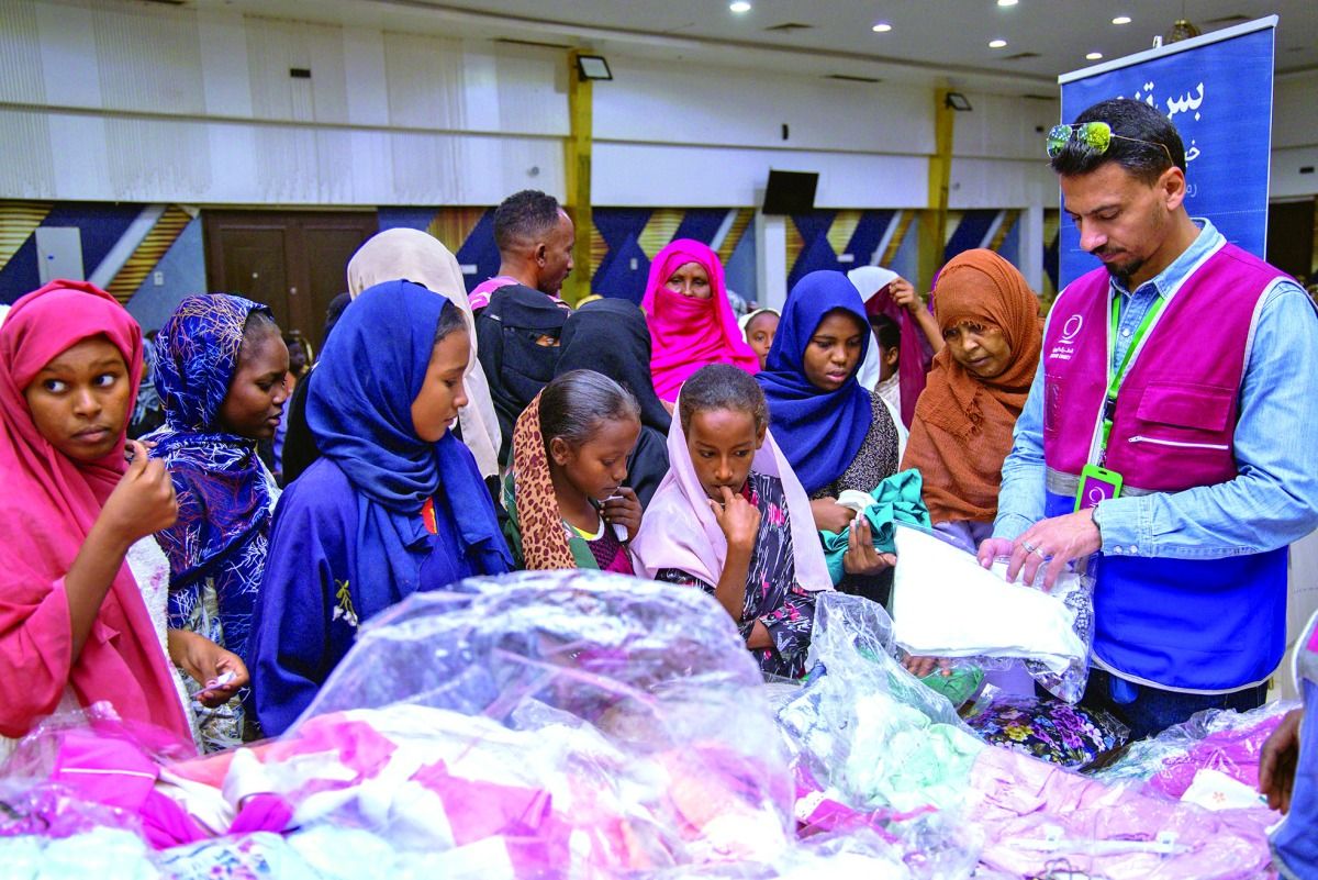 بدعم أهل الخير عبر حملتها الرمضانية.. «قطر الخيرية» تنشر الفرحة عبر مشروع كسوة العيد