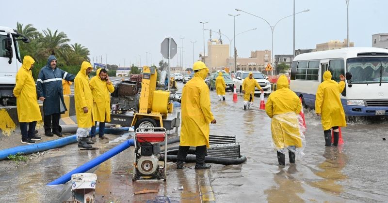 «الأشغال»: فرق الطوارئ منتشرة في مختلف المواقع للتعامل مع تجمعات المياه