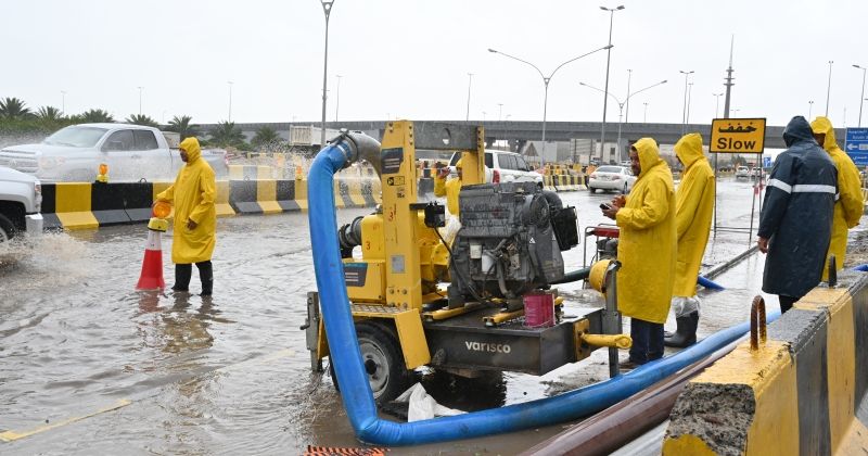 أمطار استثنائية... غصّت بها بعض الطرق