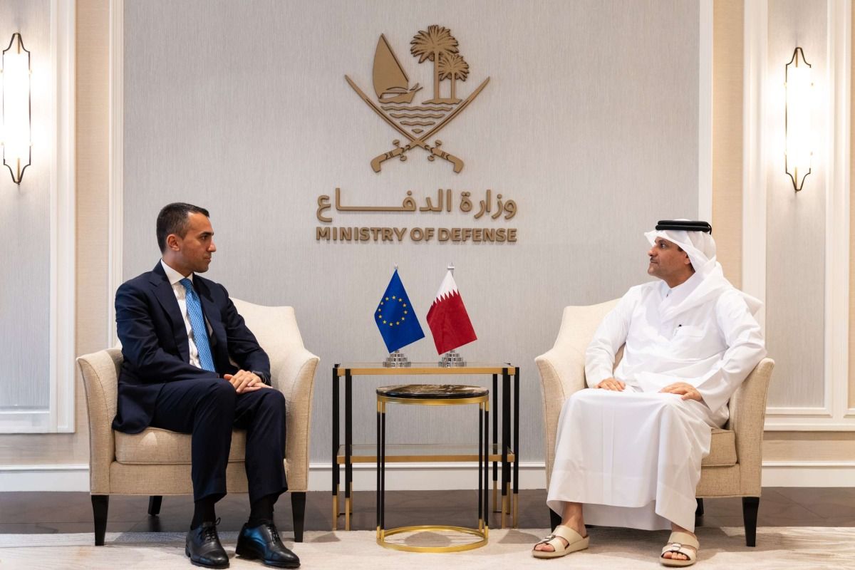 نائب رئيس مجلس الوزراء ووزير الدولة لشؤون الدفاع يجتمع مع الممثل الخاص للاتحاد الأوروبي لمنطقة الخليج العربي