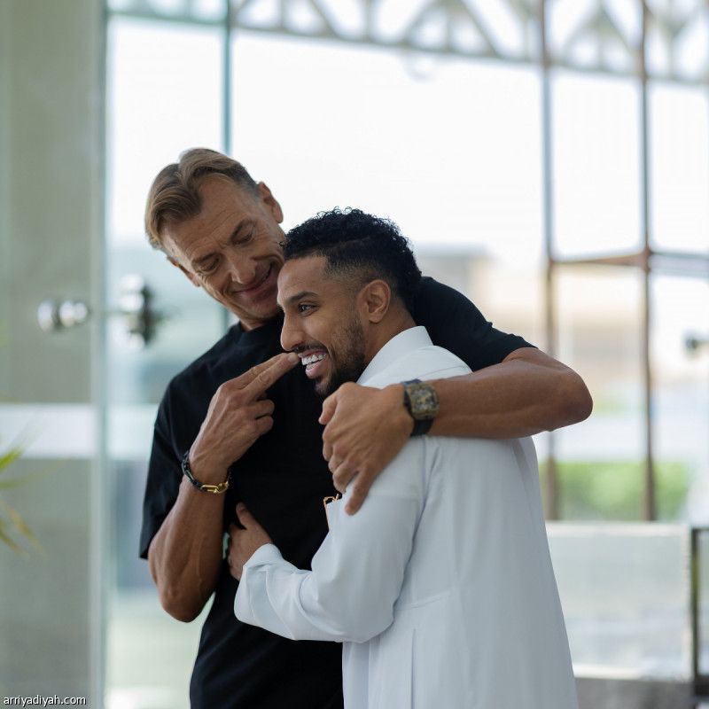 يبدأ التأهيل.. طبيب الهلال يسرع علاج سالم