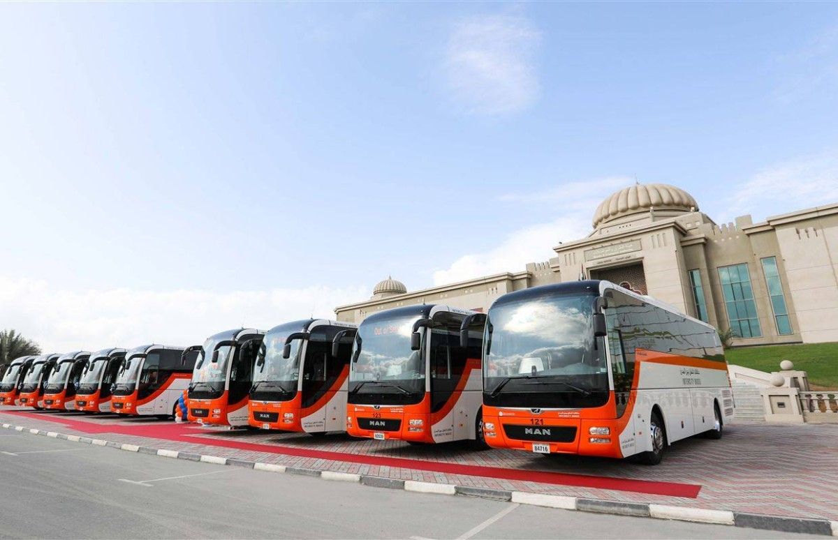 الشارقة توقف خطوط النقل بين المدن بسبب الأمطار