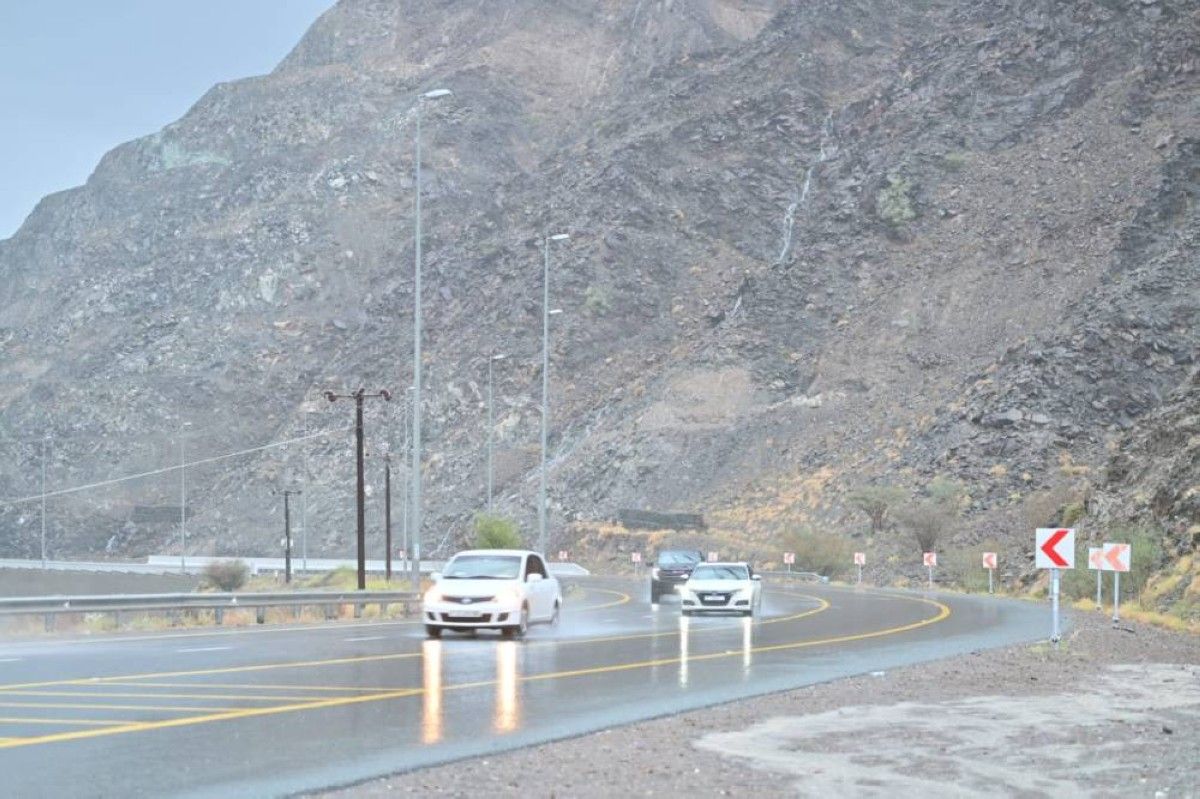 "الأرصاد": الإمارات تشهد هطول أمطار غزيرة على عدد من مناطق الدولة