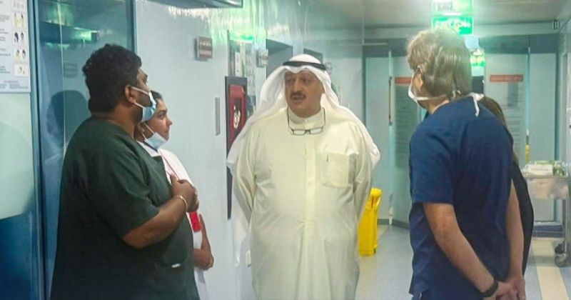 العوضي يطمئن على حالة مصاب من منتسبي الجهات الأمنية: تحسن ملحوظ وبدء التعافي