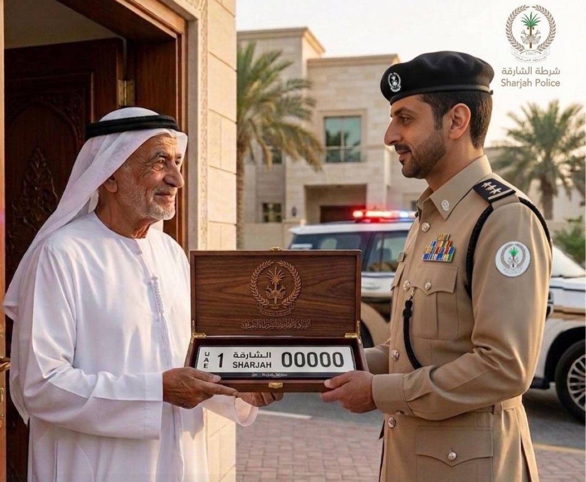 شرطة الشارقة تسلّم أرقام المركبات المفقودة لكبار المواطنين وأصحاب الهمم