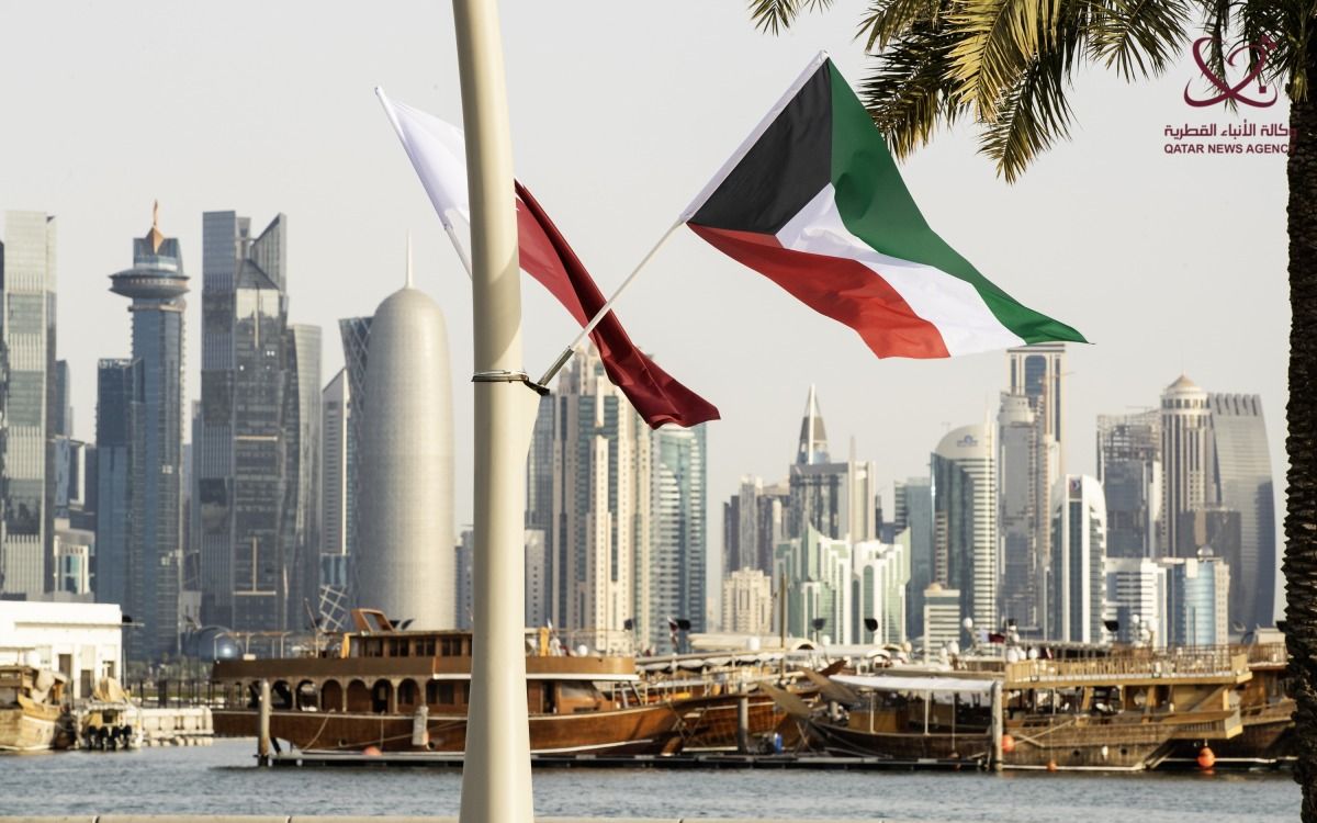 طالت معسكراً ومحطة كهرباء وتحلية مياه.. قطر ودول عربية تدين الاعتداءات الإيرانية على الكويت