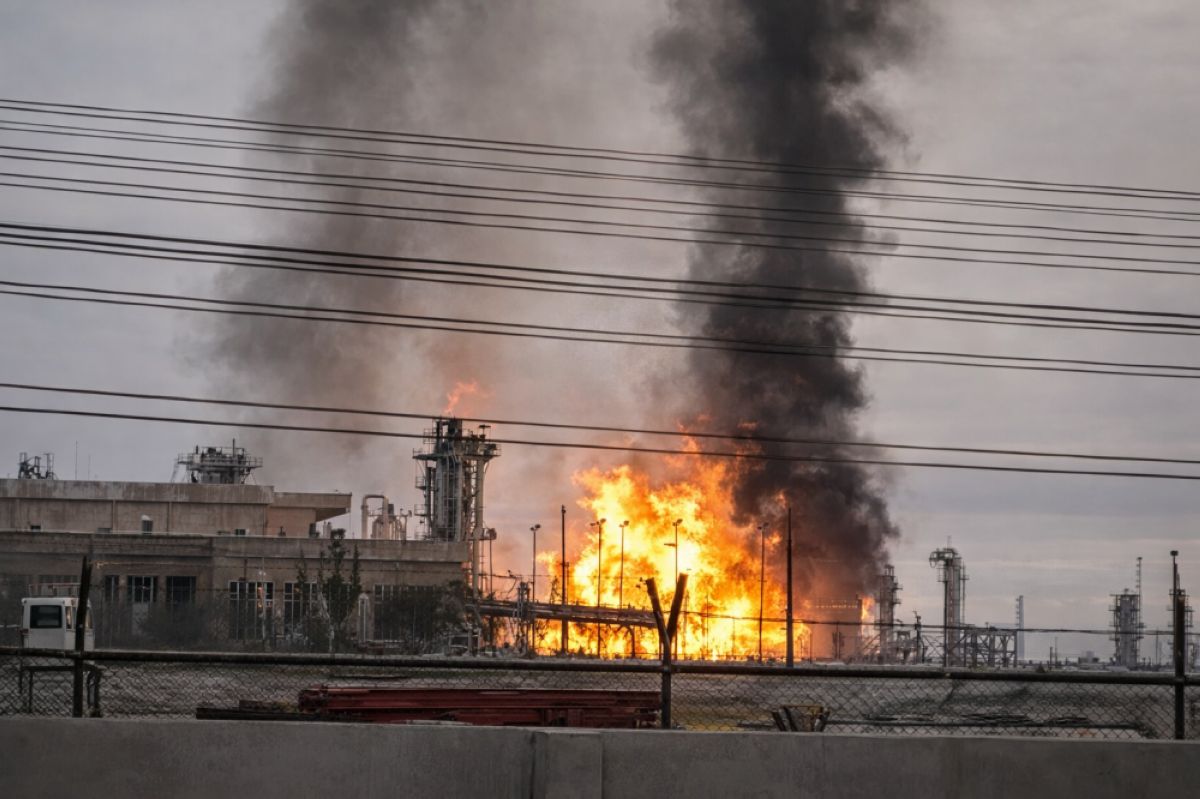 تطفئ فرحة البلالين وتعطل ثورة الذكاء الاصطناعي.. هل تضع حرب إيران العالم على شفا "أزمة الهيليوم الرابعة"؟