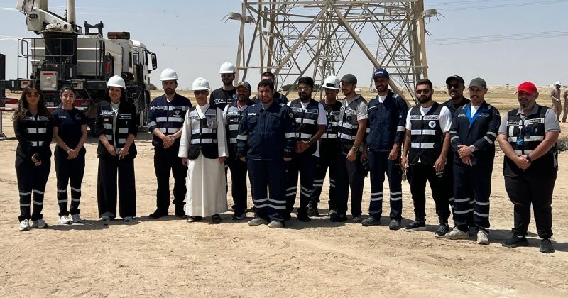 الزامل يتوسط فريق الطوارئ لدى إصلاح آخر الخطوط