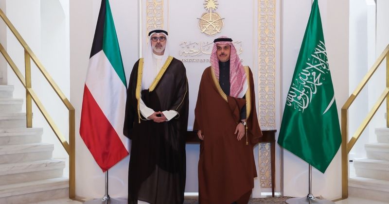 وزير الخارجية يلتقي نظيره السعودي في الرياض: مواصلة التنسيق في ظل الظروف الدقيقة التي تمر بها المنطقة