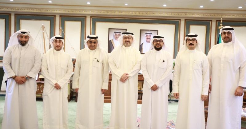 مُحافظ العاصمة مُتوسّطاً وفد «التجارة»