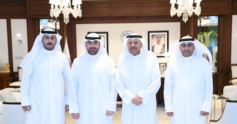 محافظ الفروانية متوسطاً قيادات البلدية