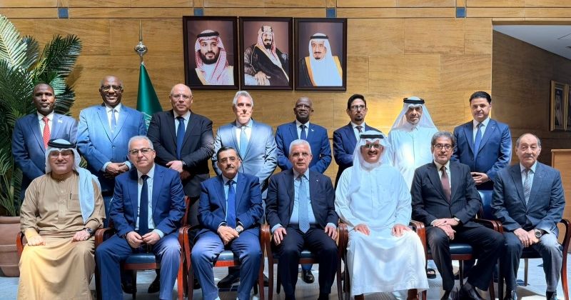 السفير السعودي يتوسط السفراء العرب