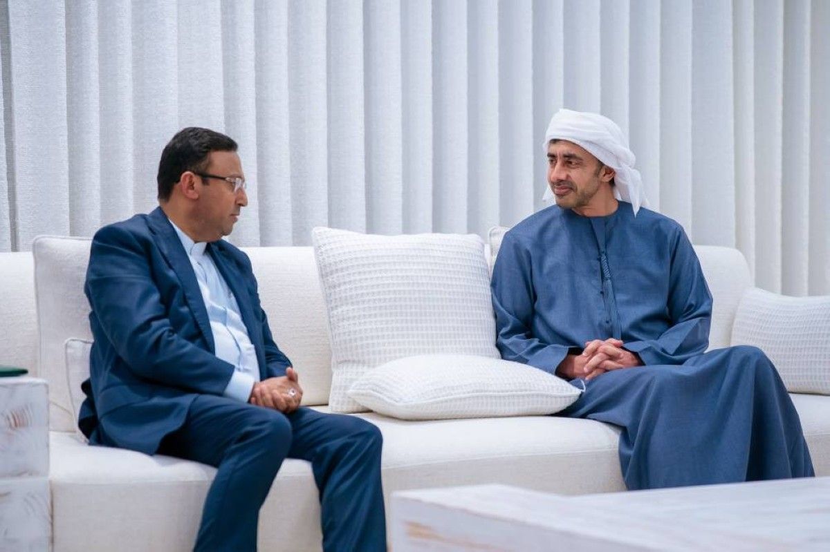 رئيس الدولة يتلقى رسالة خطية من رئيس وزراء بنغلاديش تسلمها عبدالله بن زايد